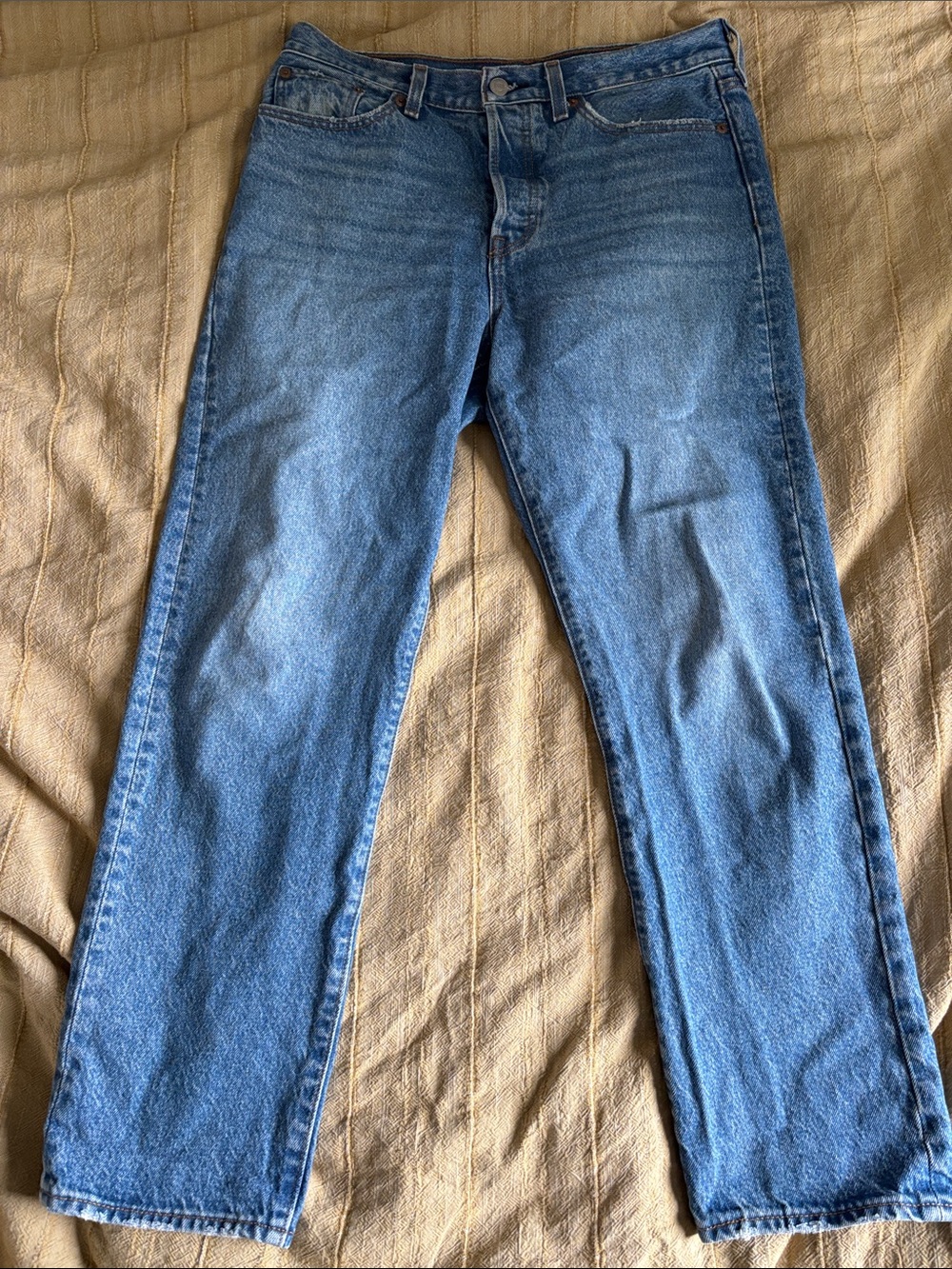 Levi’s Wedgie Straight Leg Jeans in Medium Blue Denim
